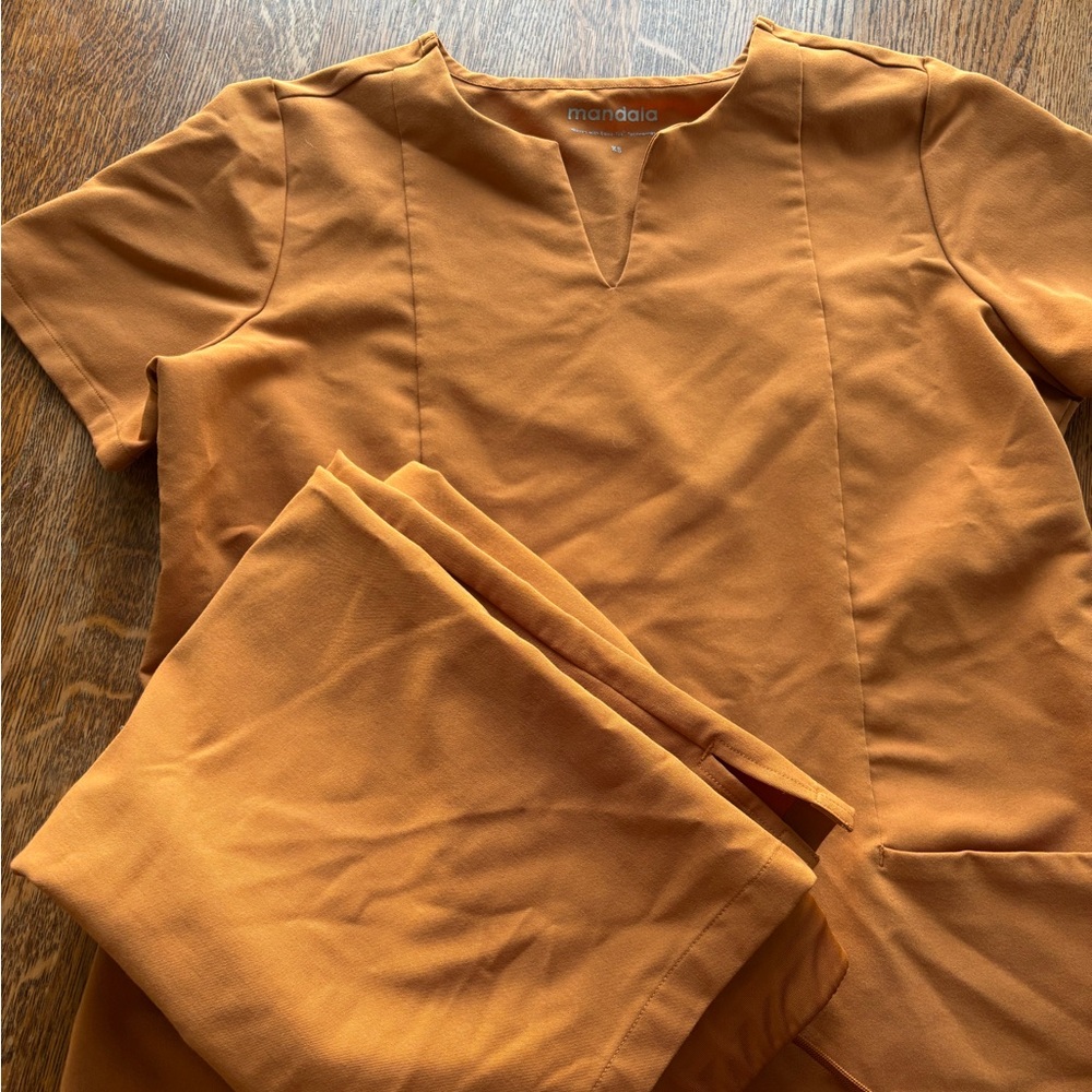 MANDALA ORANGE SCRUB SET XS